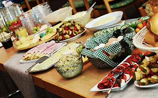 buffet-gb0ccc098a_1920-1024x635